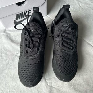 NIKE AIR MAX 270- WMNS